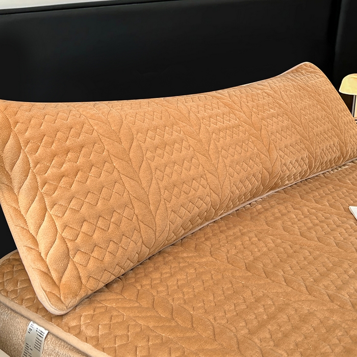 91家纺网 家纺一手货源 找家纺 梦舒羽 2025新款牛奶绒夹棉枕套情侣双人加长枕芯套枕头套-轻奢 轻奢包边款-奶茶咖