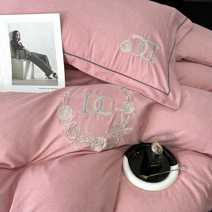 91家纺网 家纺一手货源 找家纺 梵克保罗 2025秋冬新款加厚保暖轻奢肌理纹碳素磨毛刺绣四件套-邂逅 浪漫粉