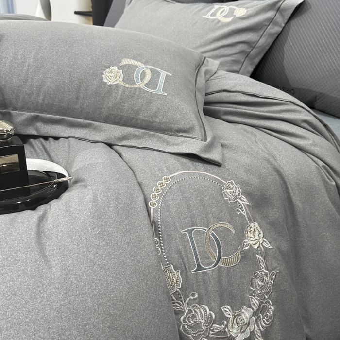 91家纺网 家纺一手货源 找家纺 梵克保罗 2025秋冬新款加厚保暖轻奢肌理纹碳素磨毛刺绣四件套-邂逅 典雅灰