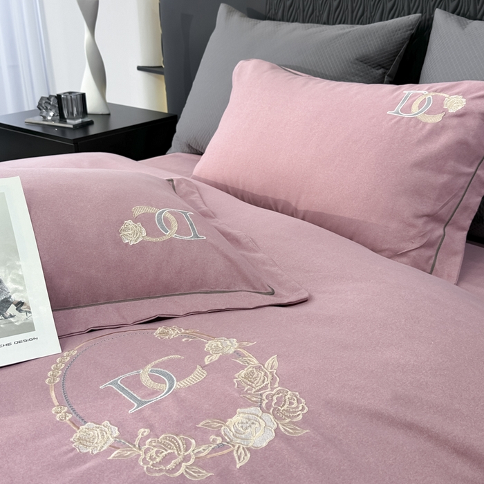 91家纺网 家纺一手货源 找家纺 梵克保罗 2025秋冬新款加厚保暖轻奢肌理纹碳素磨毛刺绣四件套-邂逅 豆沙粉