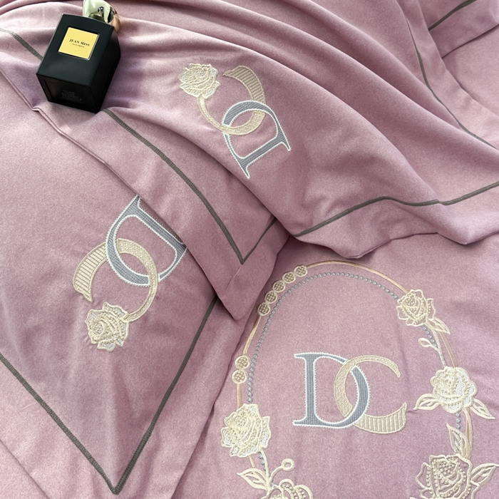 91家纺网 家纺一手货源 找家纺 梵克保罗 2025秋冬新款加厚保暖轻奢肌理纹碳素磨毛刺绣四件套-邂逅 豆沙粉