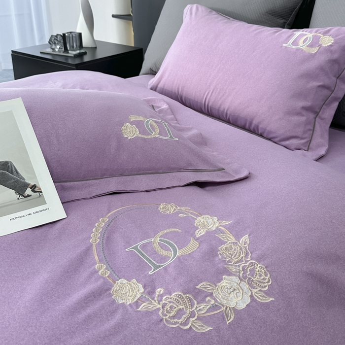 91家纺网 家纺一手货源 找家纺 梵克保罗 2025秋冬新款加厚保暖轻奢肌理纹碳素磨毛刺绣四件套-邂逅 丁香紫