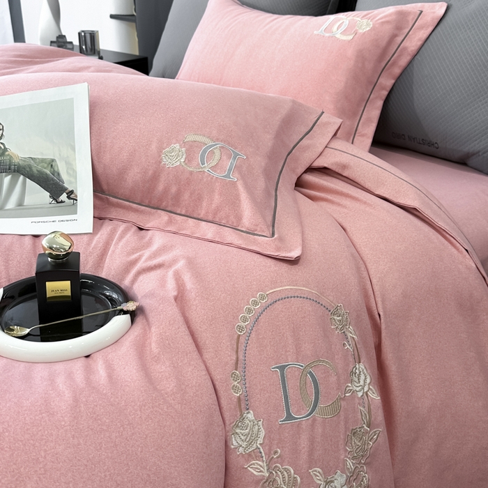 91家纺网 家纺一手货源 找家纺 梵克保罗 2025秋冬新款加厚保暖轻奢肌理纹碳素磨毛刺绣四件套-邂逅 浪漫粉