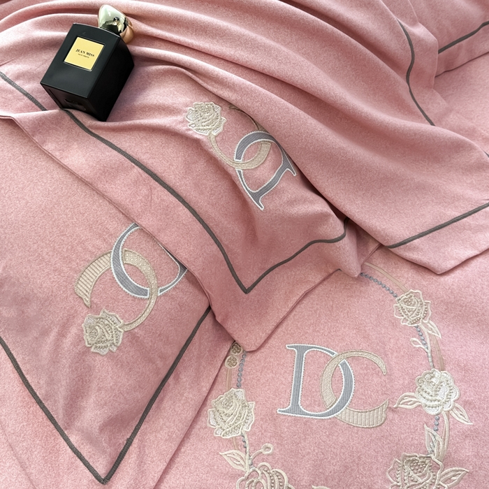 91家纺网 家纺一手货源 找家纺 梵克保罗 2025秋冬新款加厚保暖轻奢肌理纹碳素磨毛刺绣四件套-邂逅 浪漫粉