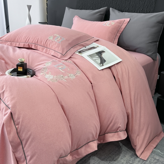 91家纺网 家纺一手货源 找家纺 梵克保罗 2025秋冬新款加厚保暖轻奢肌理纹碳素磨毛刺绣四件套-邂逅 浪漫粉