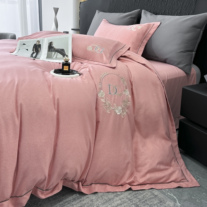 91家纺网 家纺一手货源 找家纺 梵克保罗 2025秋冬新款加厚保暖轻奢肌理纹碳素磨毛刺绣四件套-邂逅 浪漫粉