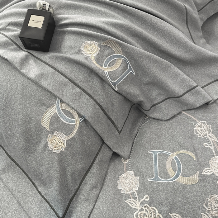 91家纺网 家纺一手货源 找家纺 梵克保罗 2025秋冬新款加厚保暖轻奢肌理纹碳素磨毛刺绣四件套-邂逅 典雅灰