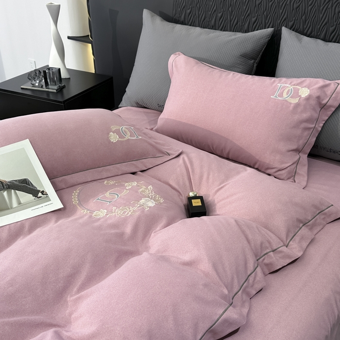 91家纺网 家纺一手货源 找家纺 梵克保罗 2025秋冬新款加厚保暖轻奢肌理纹碳素磨毛刺绣四件套-邂逅 豆沙粉