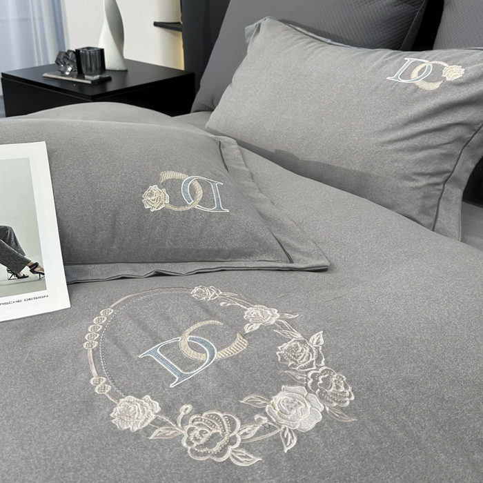 91家纺网 家纺一手货源 找家纺 梵克保罗 2025秋冬新款加厚保暖轻奢肌理纹碳素磨毛刺绣四件套-邂逅 典雅灰