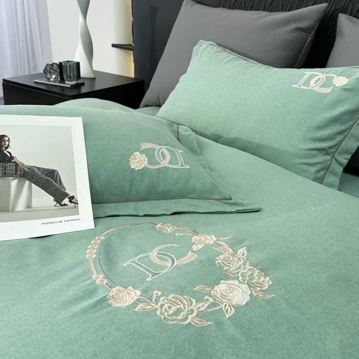 91家纺网 家纺一手货源 找家纺 梵克保罗 2025秋冬新款加厚保暖轻奢肌理纹碳素磨毛刺绣四件套-邂逅 复古绿