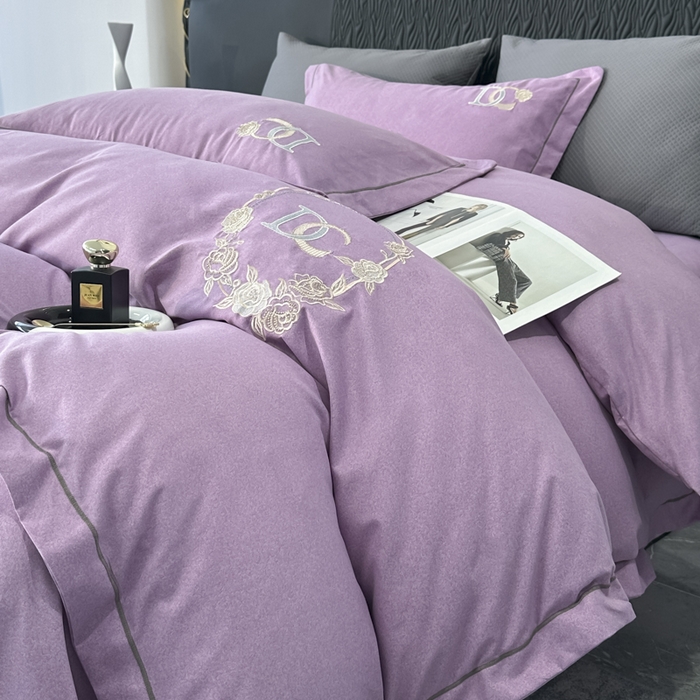 91家纺网 家纺一手货源 找家纺 梵克保罗 2025秋冬新款加厚保暖轻奢肌理纹碳素磨毛刺绣四件套-邂逅 丁香紫