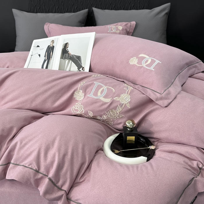 91家纺网 家纺一手货源 找家纺 梵克保罗 2025秋冬新款加厚保暖轻奢肌理纹碳素磨毛刺绣四件套-邂逅 豆沙粉