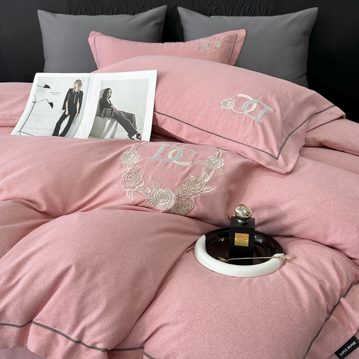 91家纺网 家纺一手货源 找家纺 梵克保罗 2025秋冬新款加厚保暖轻奢肌理纹碳素磨毛刺绣四件套-邂逅 浪漫粉