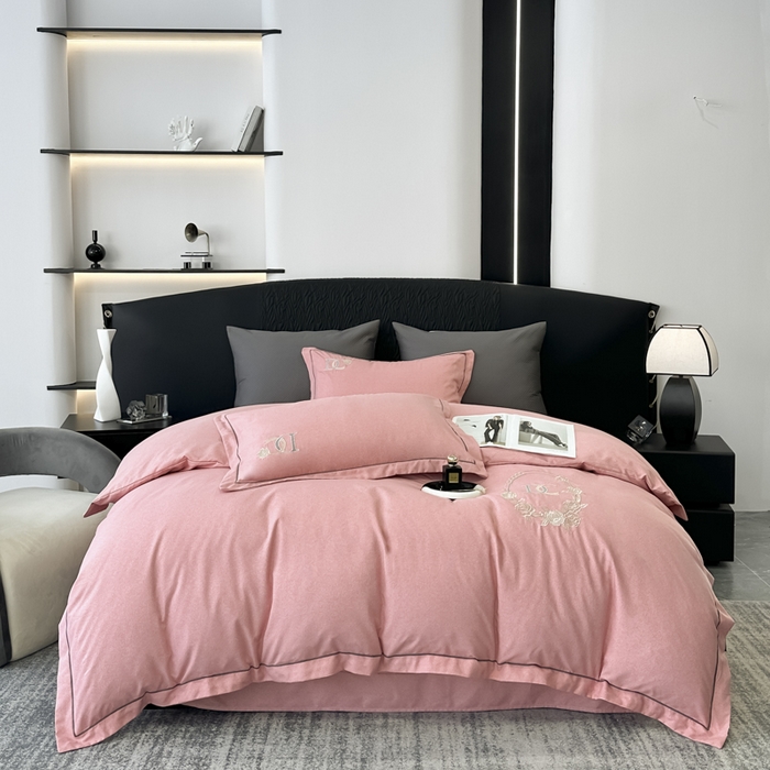 91家纺网 家纺一手货源 找家纺 梵克保罗 2025秋冬新款加厚保暖轻奢肌理纹碳素磨毛刺绣四件套-邂逅 浪漫粉