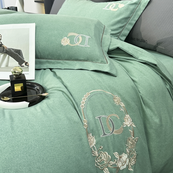 91家纺网 家纺一手货源 找家纺 梵克保罗 2025秋冬新款加厚保暖轻奢肌理纹碳素磨毛刺绣四件套-邂逅 复古绿