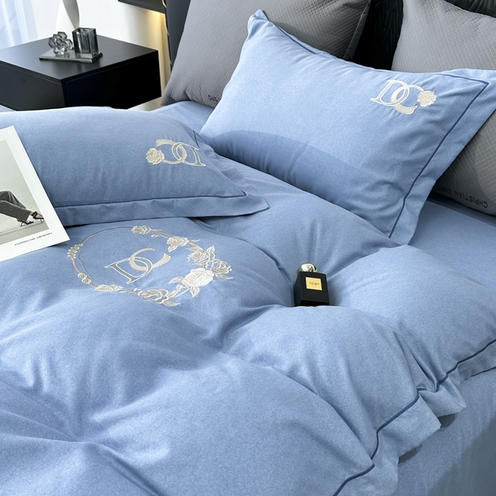 91家纺网 家纺一手货源 找家纺 梵克保罗 2025秋冬新款加厚保暖轻奢肌理纹碳素磨毛刺绣四件套-邂逅 宾利兰