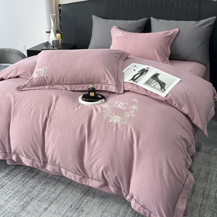 91家纺网 家纺一手货源 找家纺 梵克保罗 2025秋冬新款加厚保暖轻奢肌理纹碳素磨毛刺绣四件套-邂逅 豆沙粉