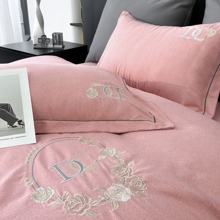 91家纺网 家纺一手货源 找家纺 梵克保罗 2025秋冬新款加厚保暖轻奢肌理纹碳素磨毛刺绣四件套-邂逅 浪漫粉