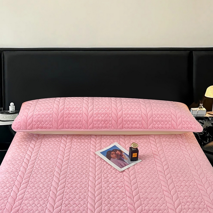 91家纺网 家纺一手货源 找家纺 梦舒羽 2025新款牛奶绒夹棉枕套情侣双人加长枕芯套枕头套-轻奢 轻奢包边款-浪漫粉