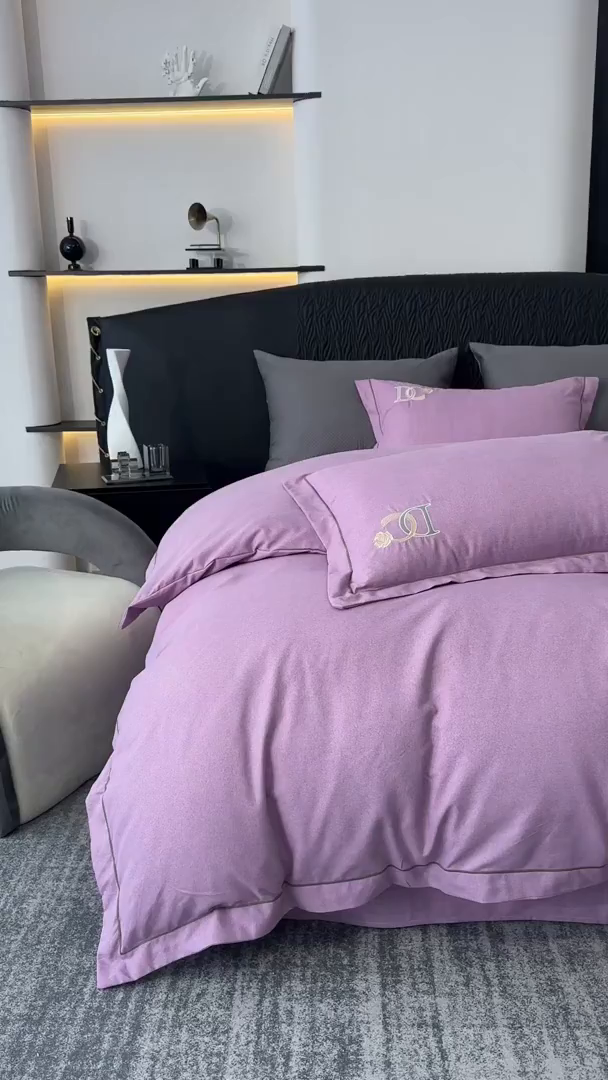 91家纺网 家纺一手货源 找家纺 梵克保罗 2025秋冬新款加厚保暖轻奢肌理纹碳素磨毛刺绣四件套-邂逅 丁香紫