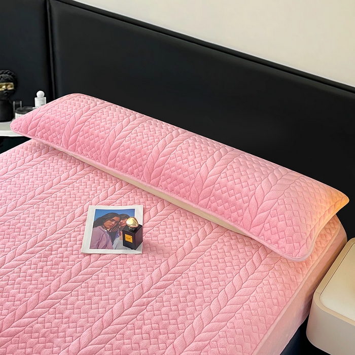 91家纺网 家纺一手货源 找家纺 梦舒羽 2025新款牛奶绒夹棉枕套情侣双人加长枕芯套枕头套-轻奢 轻奢包边款-浪漫粉