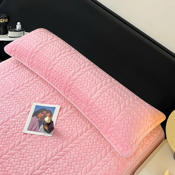 91家纺网 家纺一手货源 找家纺 梦舒羽 2025新款牛奶绒夹棉枕套情侣双人加长枕芯套枕头套-轻奢 轻奢包边款-浪漫粉