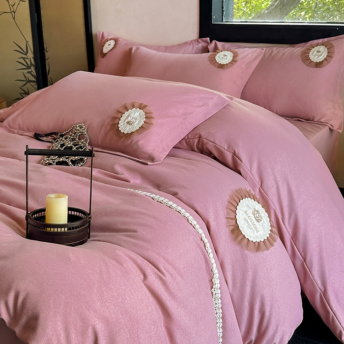 91家纺网 家纺一手货源 找家纺 梵克保罗 2025秋冬新款加厚肌理纹碳素磨毛刺绣贴布绣花边新中式四件套-奢香夫人 豆沙