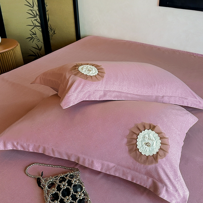 91家纺网 家纺一手货源 找家纺 梵克保罗 2025秋冬新款加厚肌理纹碳素磨毛刺绣贴布绣花边新中式四件套-奢香夫人 豆沙