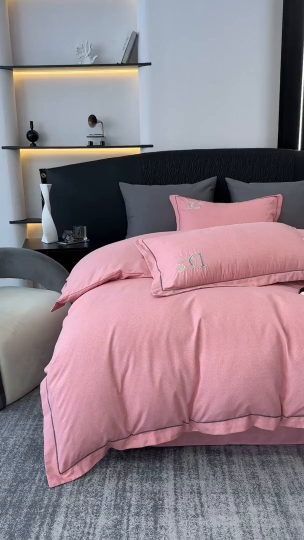 91家纺网 家纺一手货源 找家纺 梵克保罗 2025秋冬新款加厚保暖轻奢肌理纹碳素磨毛刺绣四件套-邂逅 浪漫粉