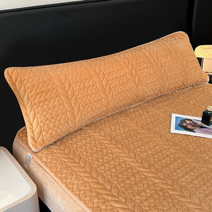 91家纺网 家纺一手货源 找家纺 梦舒羽 2025新款牛奶绒夹棉枕套情侣双人加长枕芯套枕头套-轻奢 轻奢包边款-奶茶咖