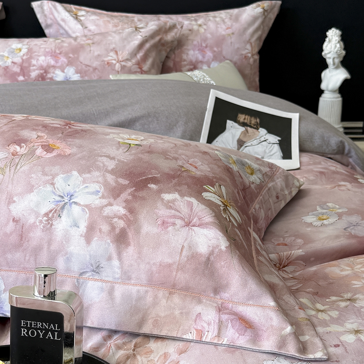 91家纺网 家纺一手货源 找家纺 梵克保罗 2025秋冬新款数码印花全棉磨毛单被套三件套四件套系列 莉丽丝-粉