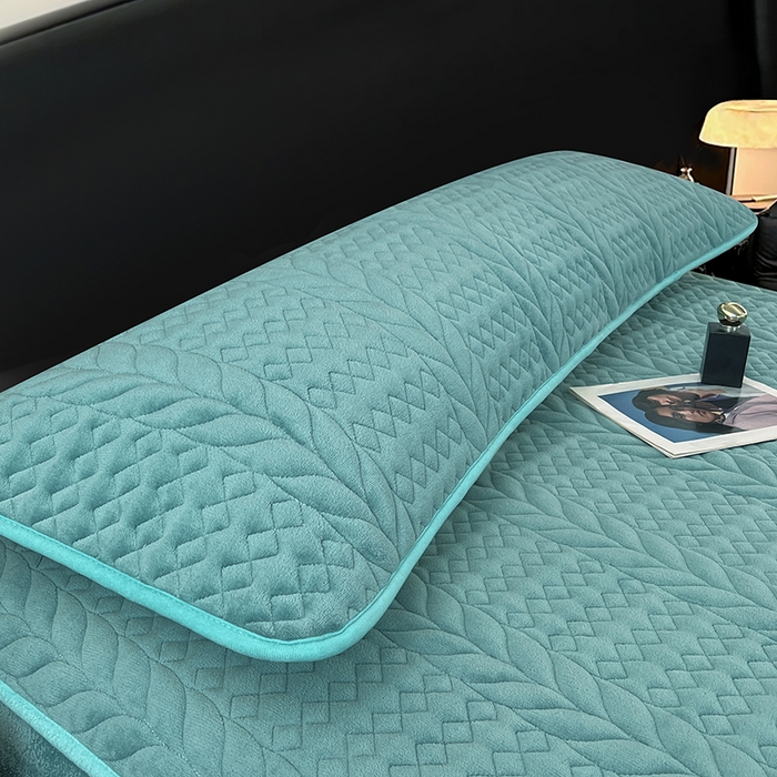 91家纺网 家纺一手货源 找家纺 梦舒羽 2025新款牛奶绒夹棉枕套情侣双人加长枕芯套枕头套-轻奢 轻奢包边款-浅水兰