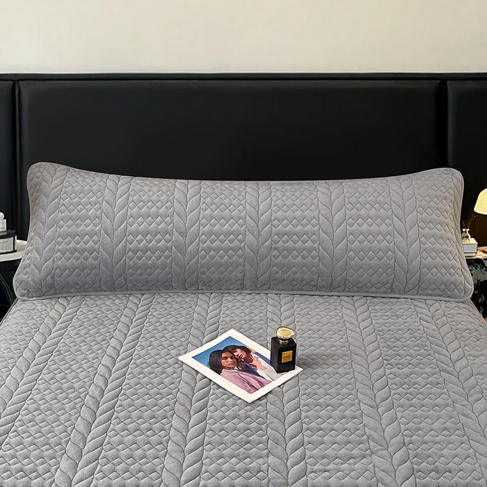 91家纺网 家纺一手货源 找家纺 梦舒羽 2025新款牛奶绒夹棉枕套情侣双人加长枕芯套枕头套-轻奢 轻奢包边款-星辰灰