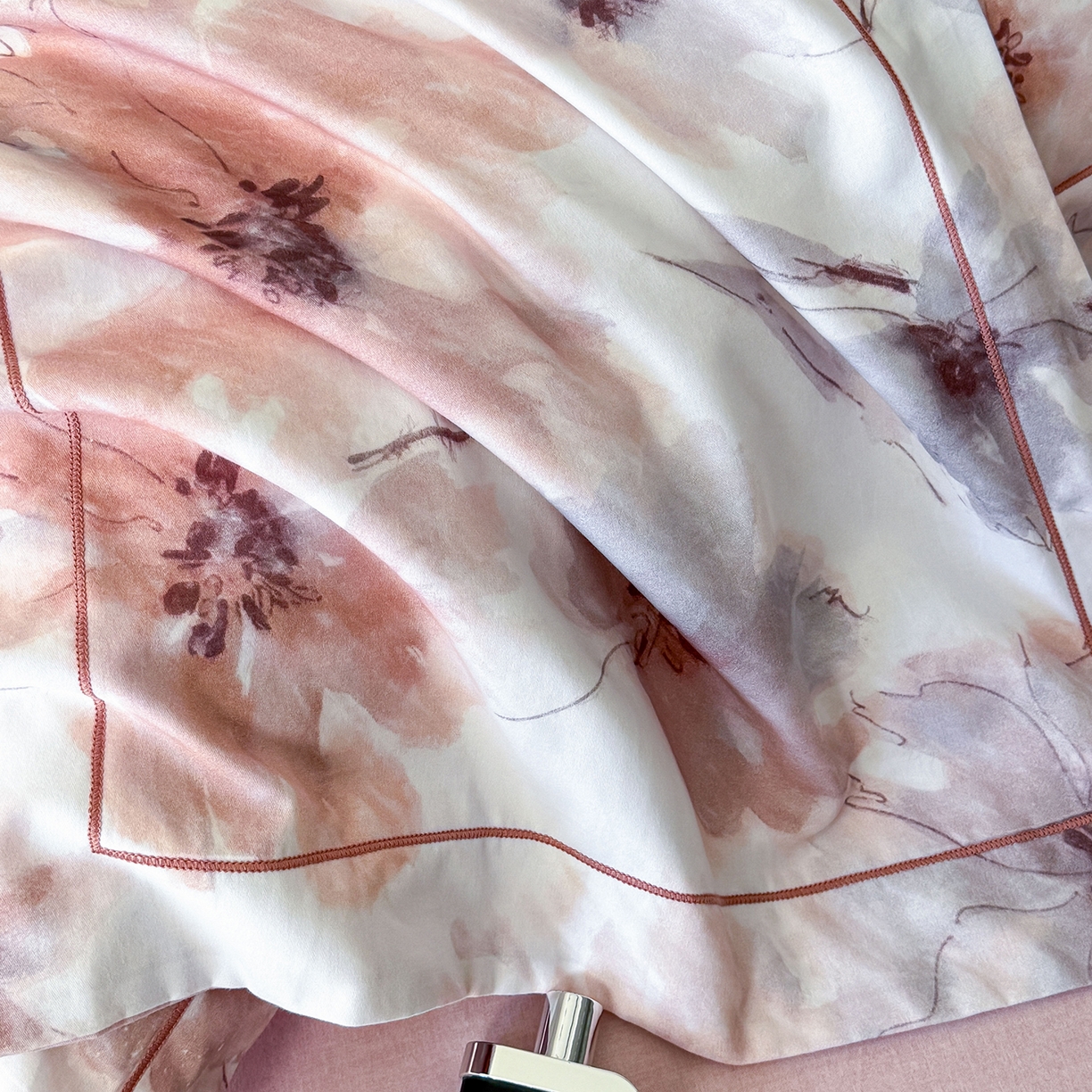 91家纺网 家纺一手货源 找家纺 梵克保罗 2025秋冬新款数码印花全棉磨毛单被套三件套四件套系列 梦萦-红