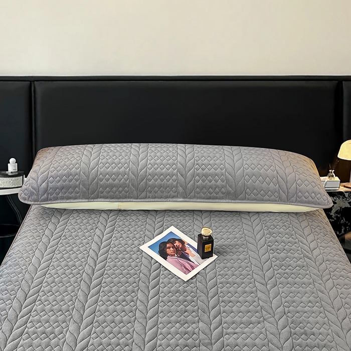 91家纺网 家纺一手货源 找家纺 梦舒羽 2025新款牛奶绒夹棉枕套情侣双人加长枕芯套枕头套-轻奢 轻奢包边款-星辰灰