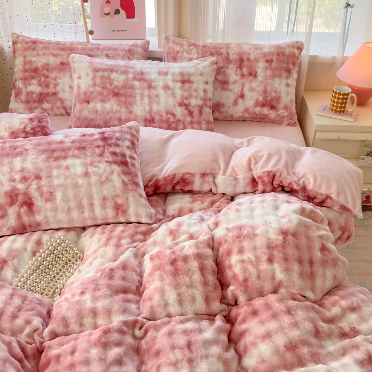 91家纺网 家纺一手货源 找家纺 德比尔斯 2025新款泡泡牛奶绒四件套 炫彩泡泡粉色