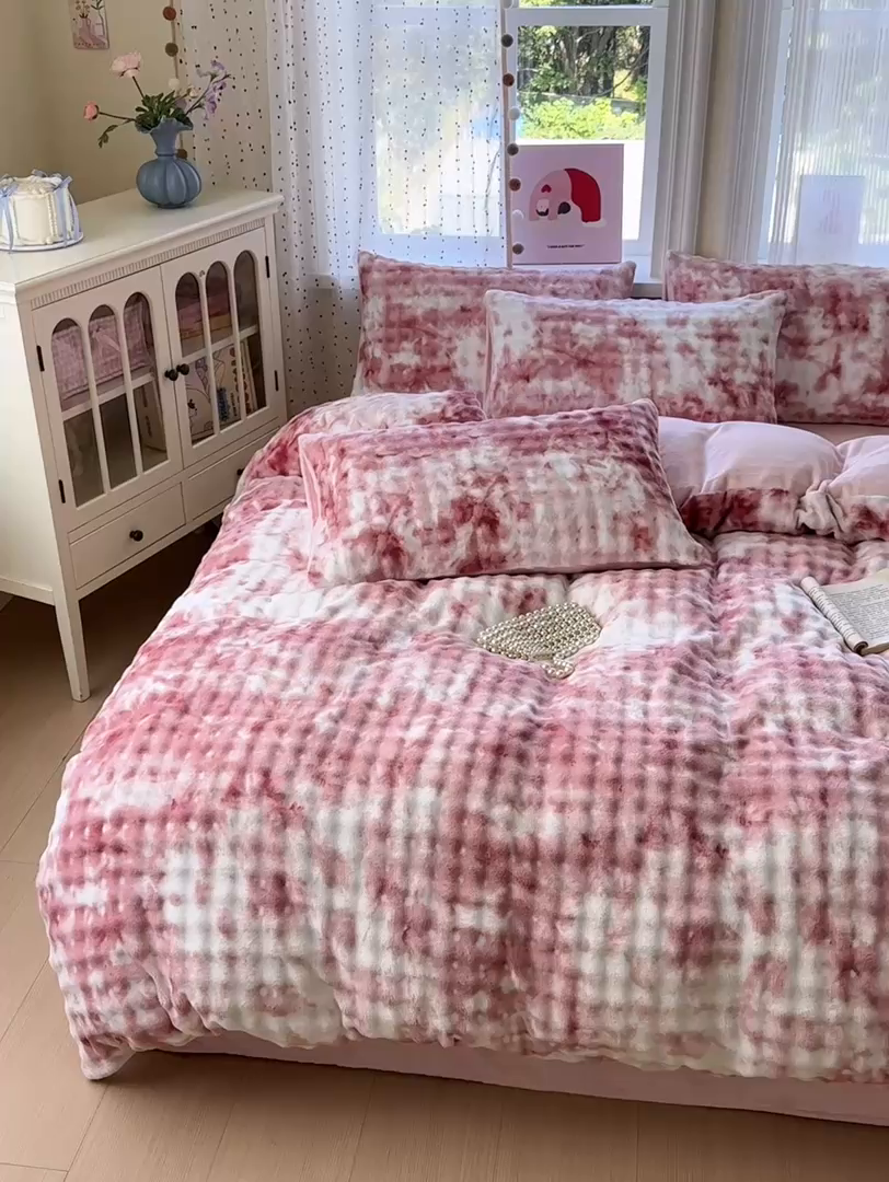 91家纺网 家纺一手货源 找家纺 德比尔斯 2025新款泡泡牛奶绒四件套 炫彩泡泡粉色