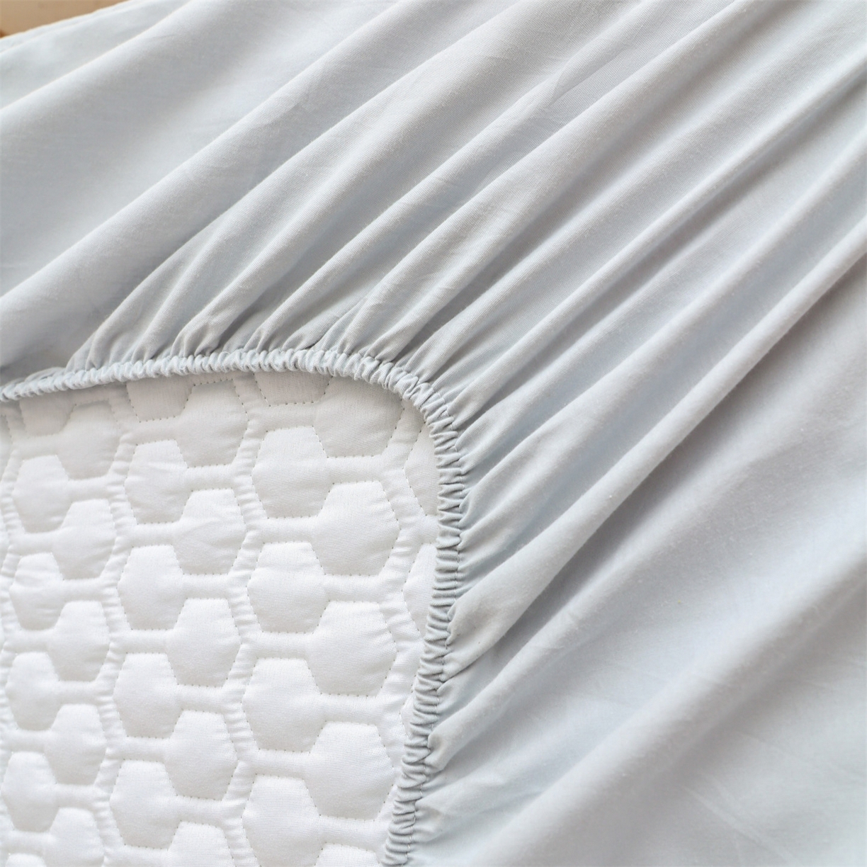 91家纺网 家纺一手货源 找家纺 恒爱家纺 2025新款全棉绗绣单品床笠 梧桐灰