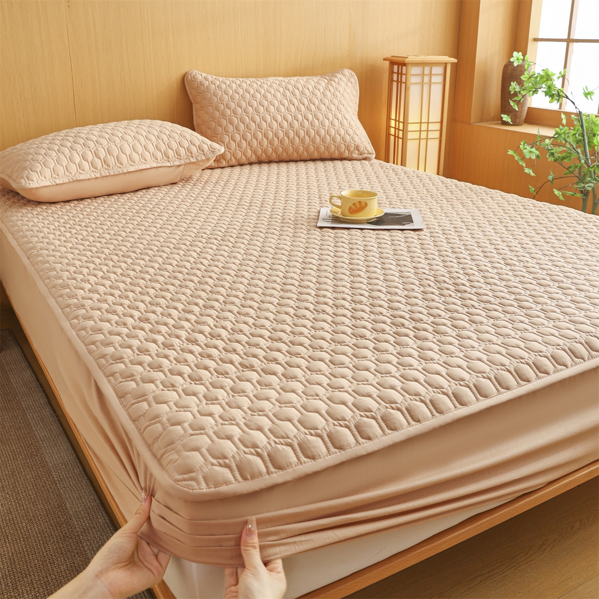 91家纺网 家纺一手货源 找家纺 恒爱家纺 2025新款全棉绗绣单品床笠 米驼