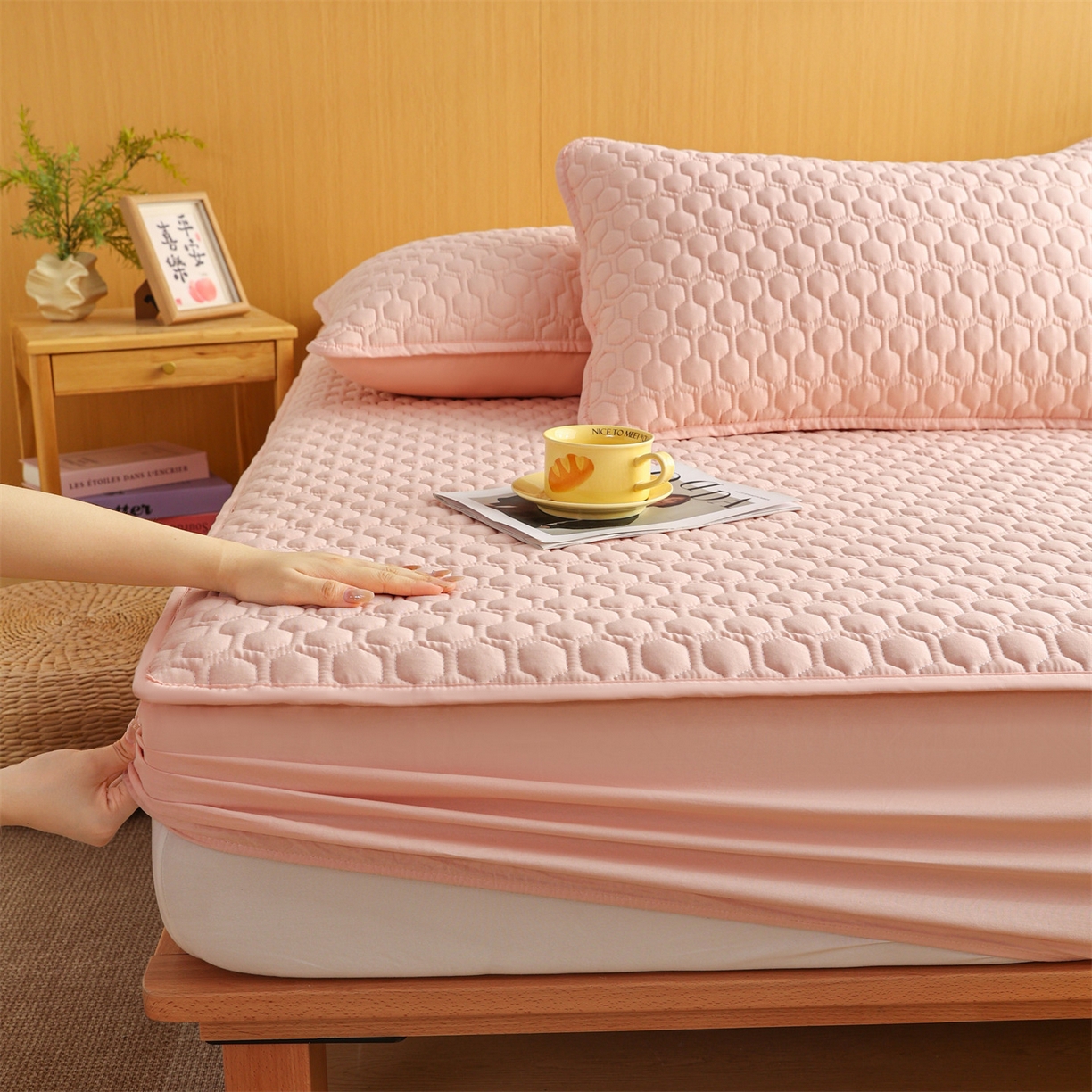 91家纺网 家纺一手货源 找家纺 恒爱家纺 2025新款全棉绗绣单品床笠 奶油粉