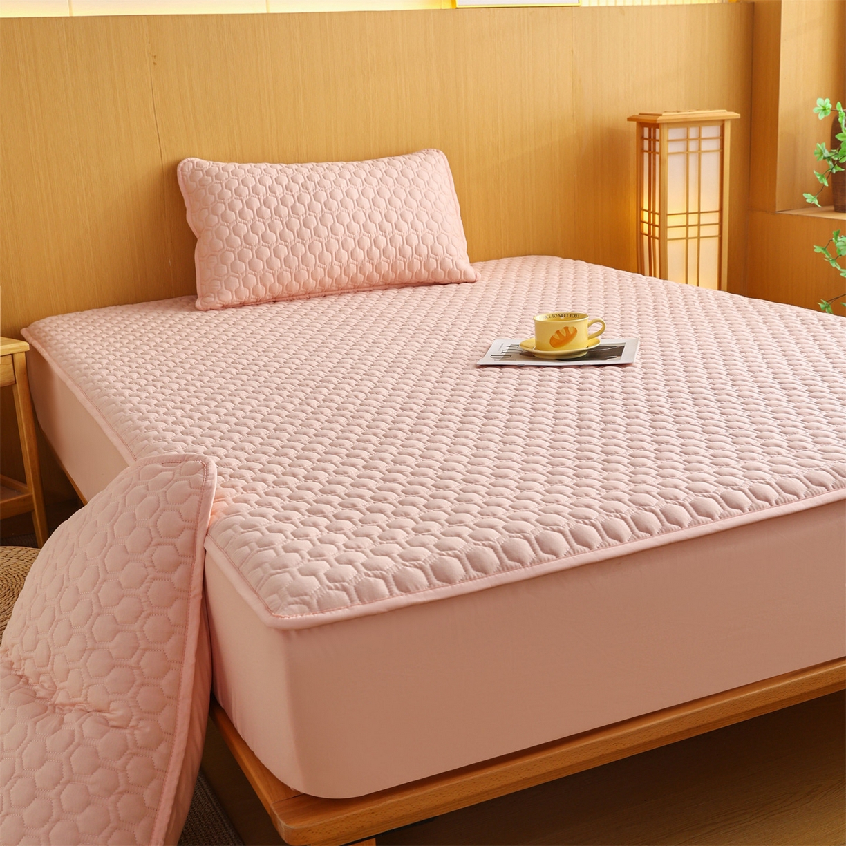 91家纺网 家纺一手货源 找家纺 恒爱家纺 2025新款全棉绗绣单品床笠 奶油粉