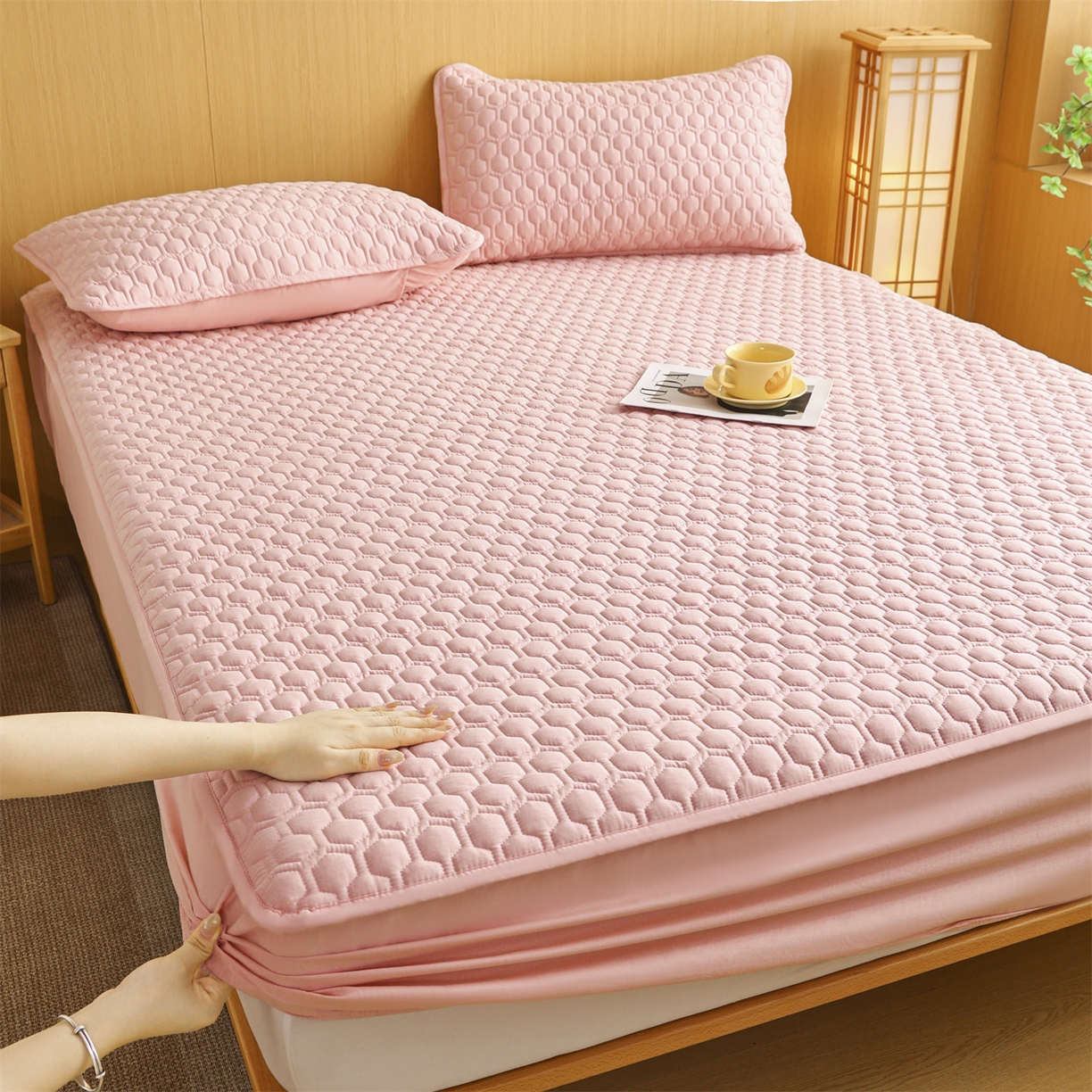 91家纺网 家纺一手货源 找家纺 恒爱家纺 2025新款全棉绗绣单品床笠 水柿粉