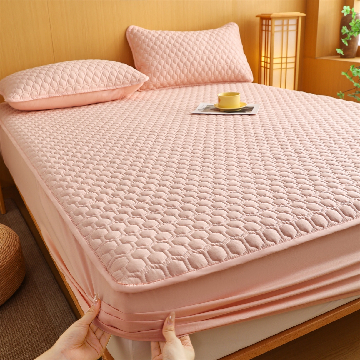 91家纺网 家纺一手货源 找家纺 恒爱家纺 2025新款全棉绗绣单品床笠 奶油粉