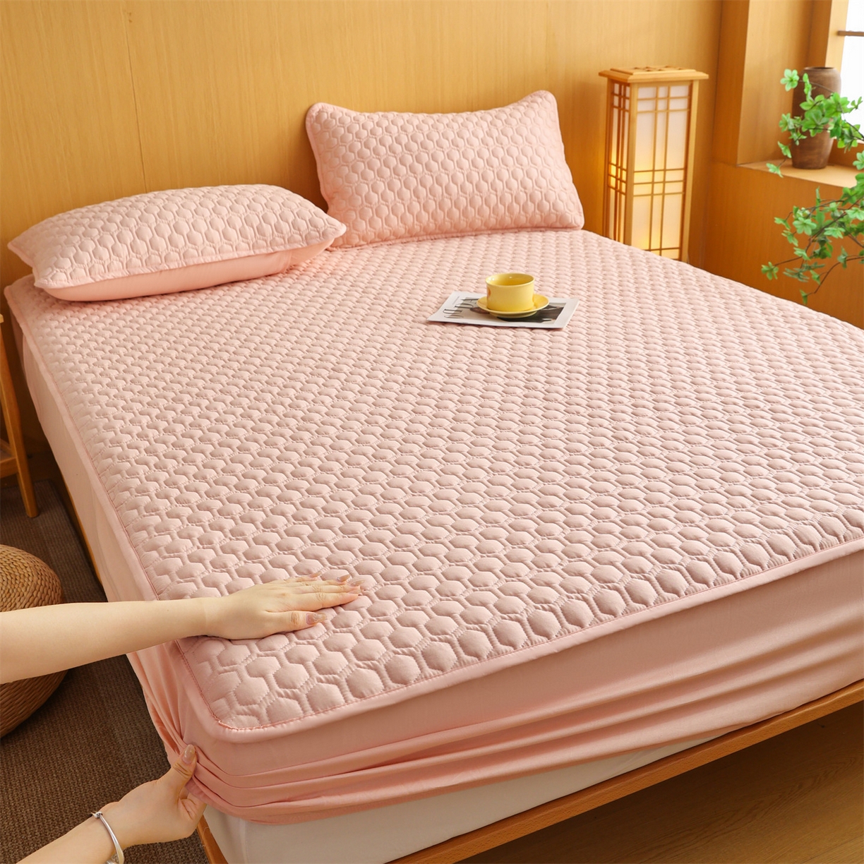 91家纺网 家纺一手货源 找家纺 恒爱家纺 2025新款全棉绗绣单品床笠 奶油粉