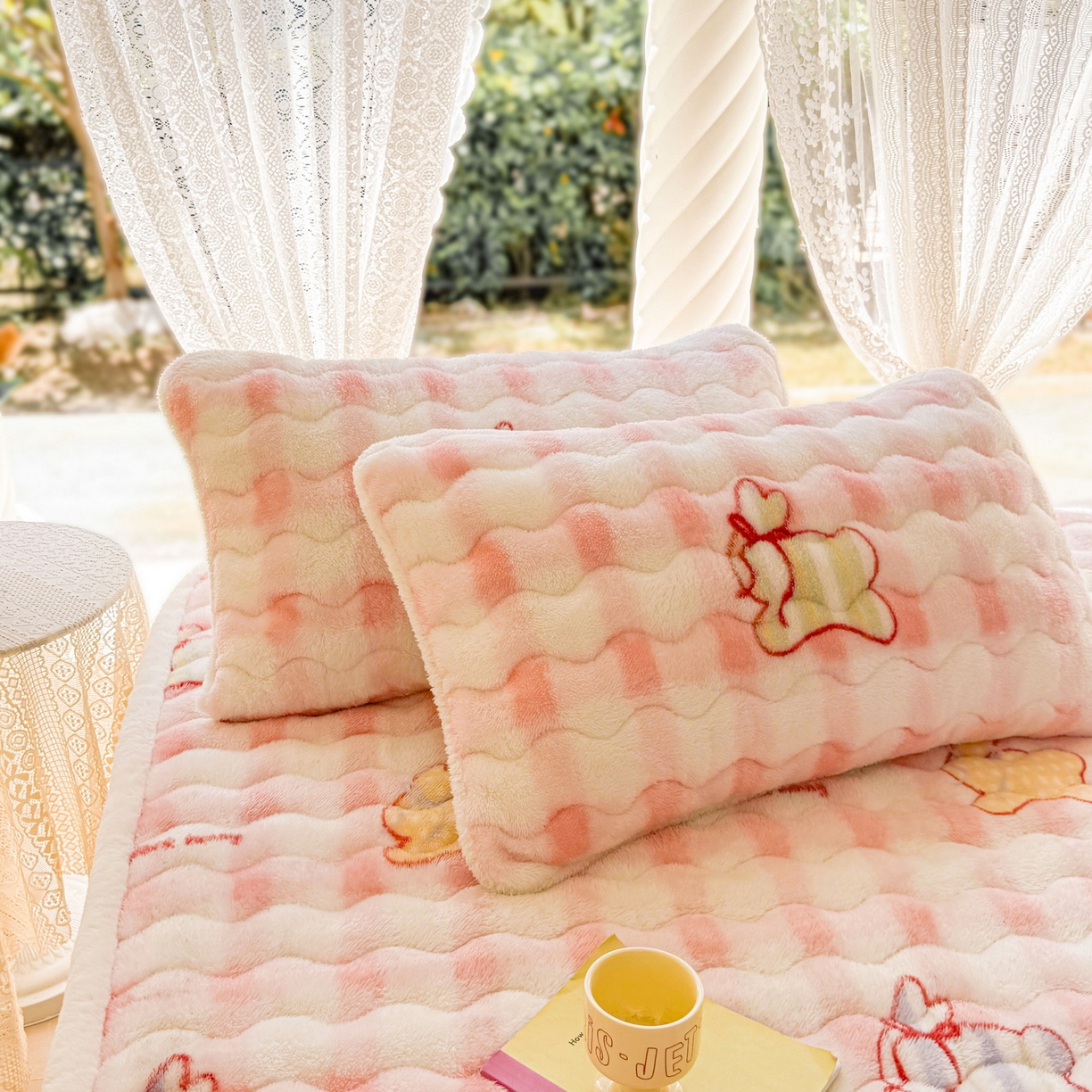 91家纺网 家纺一手货源 找家纺 LIFE.丽芙 2025秋冬新款A类北极绒保暖加厚夹棉枕套 意趣-粉