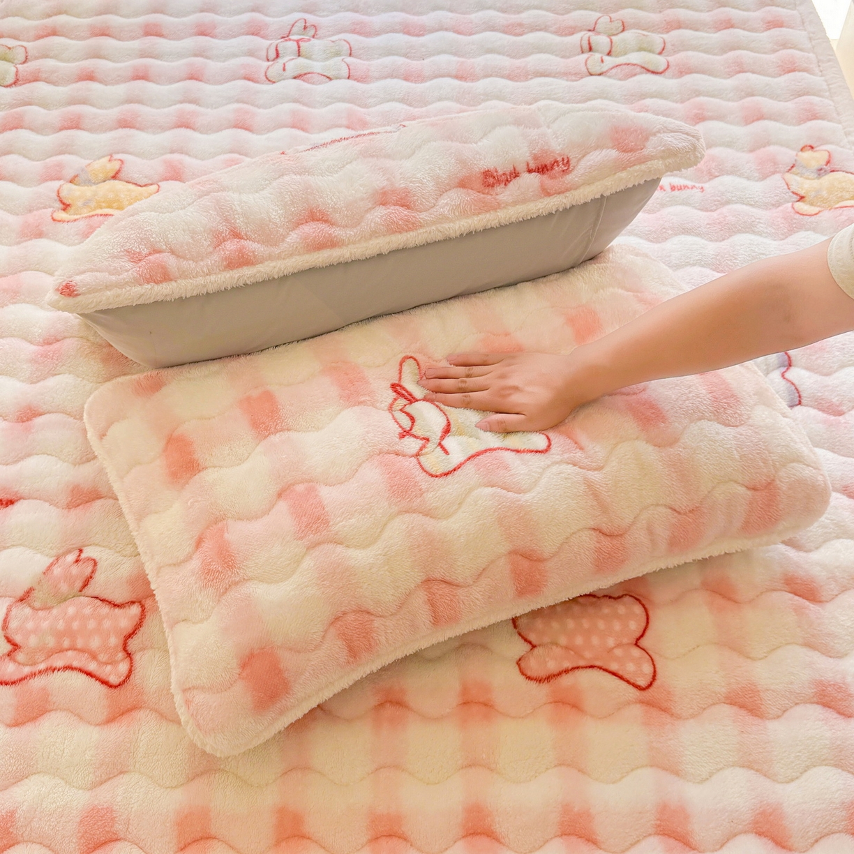 91家纺网 家纺一手货源 找家纺 LIFE.丽芙 2025秋冬新款A类北极绒保暖加厚夹棉枕套 意趣-粉