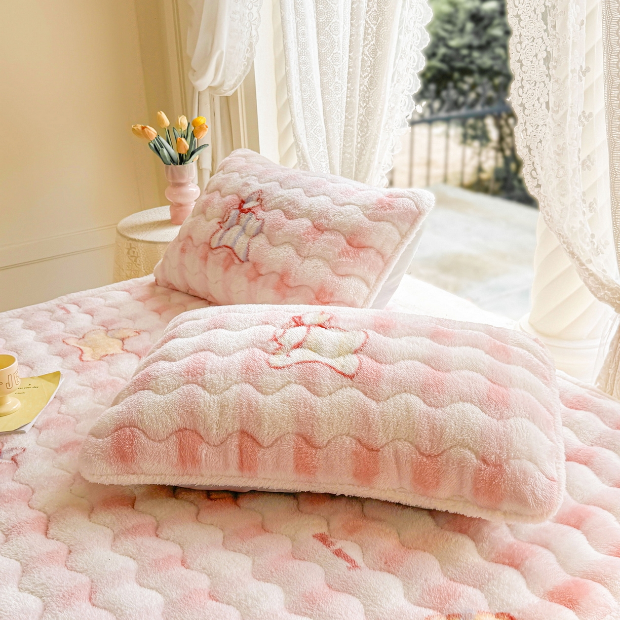 91家纺网 家纺一手货源 找家纺 LIFE.丽芙 2025秋冬新款A类北极绒保暖加厚夹棉枕套 意趣-粉