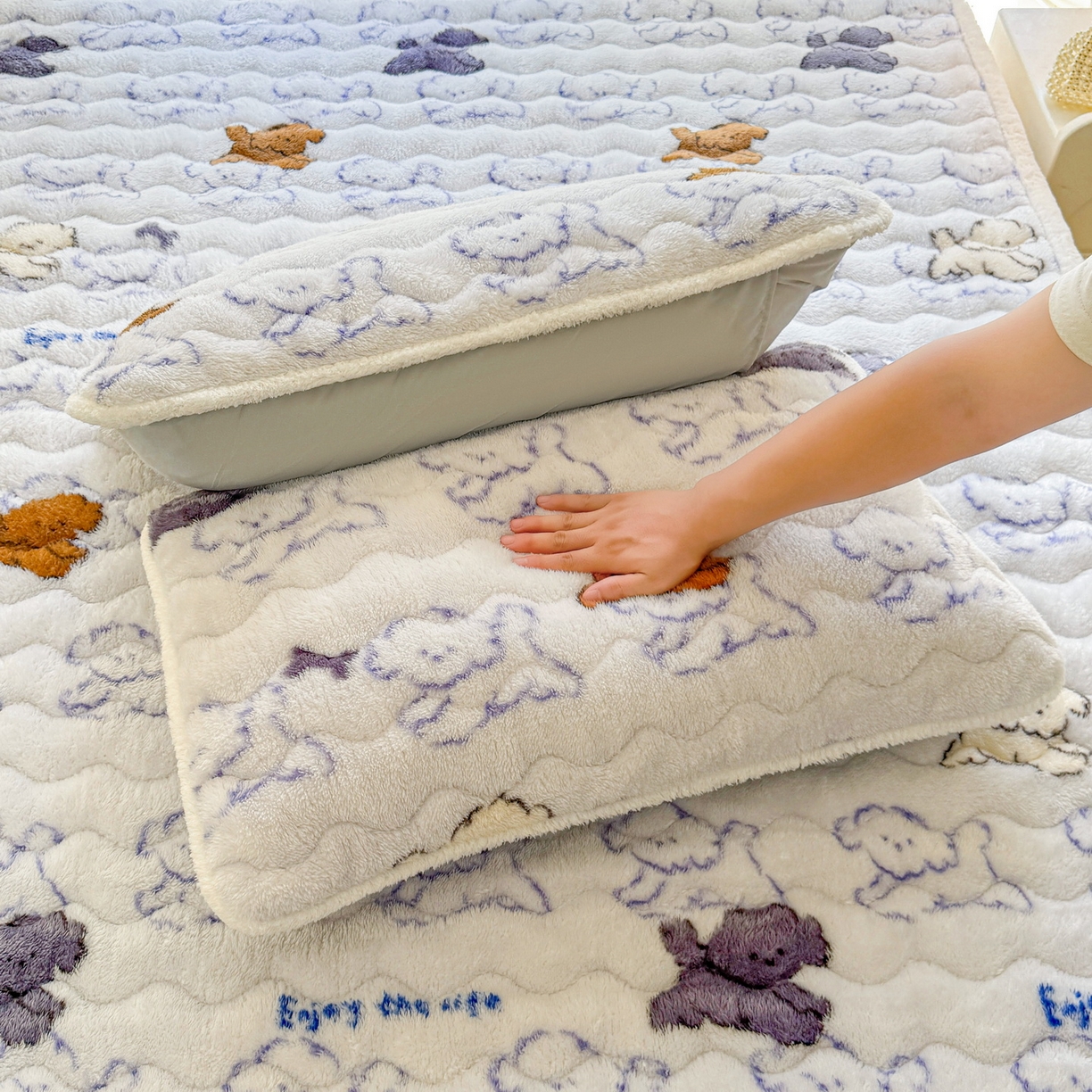 91家纺网 家纺一手货源 找家纺 LIFE.丽芙 2025秋冬新款A类北极绒保暖加厚夹棉枕套 追逐-蓝