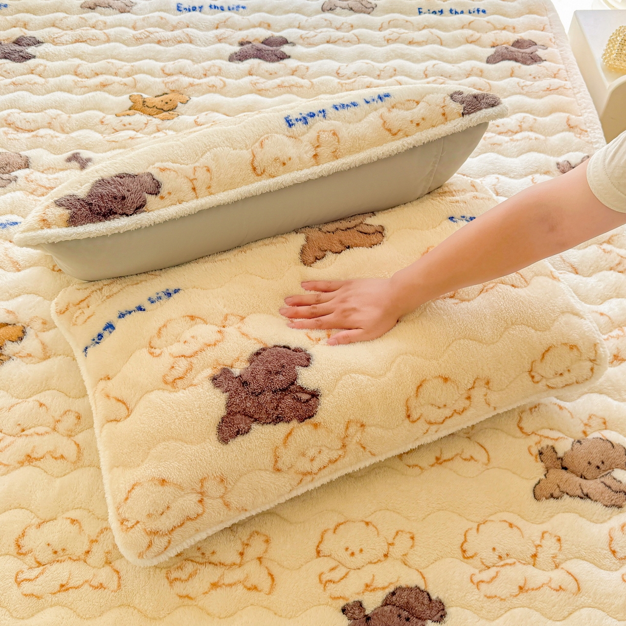 91家纺网 家纺一手货源 找家纺 LIFE.丽芙 2025秋冬新款A类北极绒保暖加厚夹棉枕套 追逐-黄