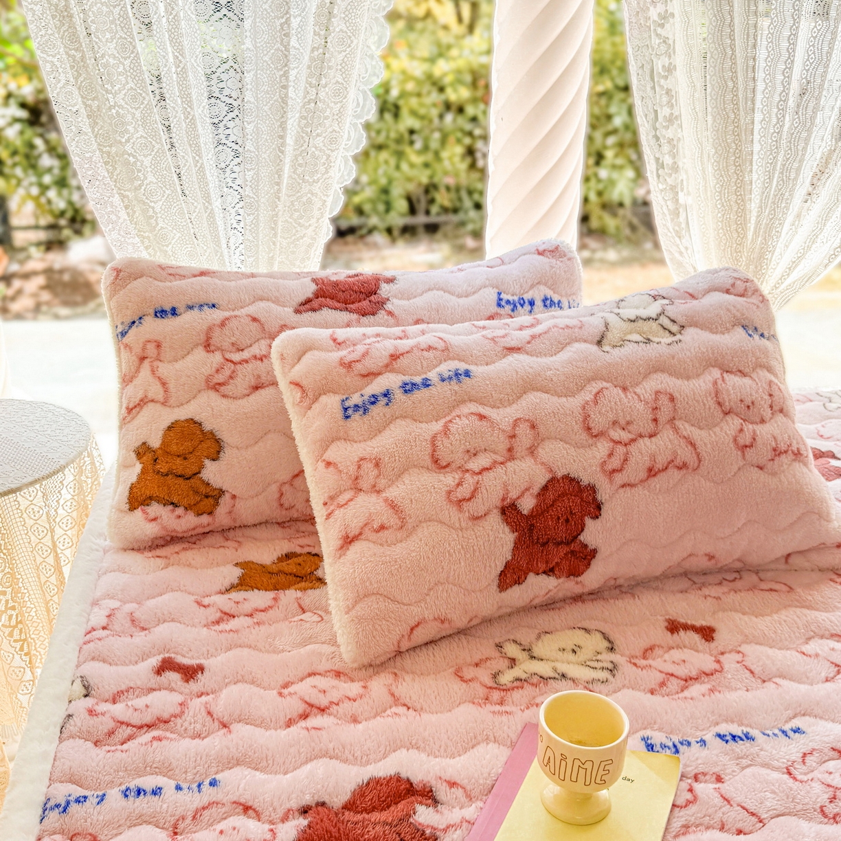 91家纺网 家纺一手货源 找家纺 LIFE.丽芙 2025秋冬新款A类北极绒保暖加厚夹棉枕套 追逐-粉